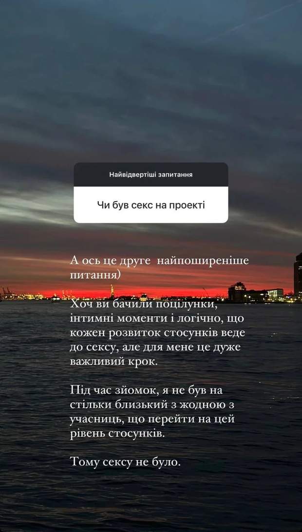 Ол оның артына орналасып, пенисін кіргізді.