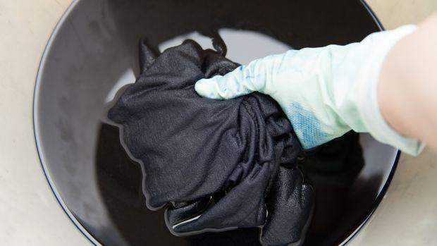 Как перекрасить черную одежду