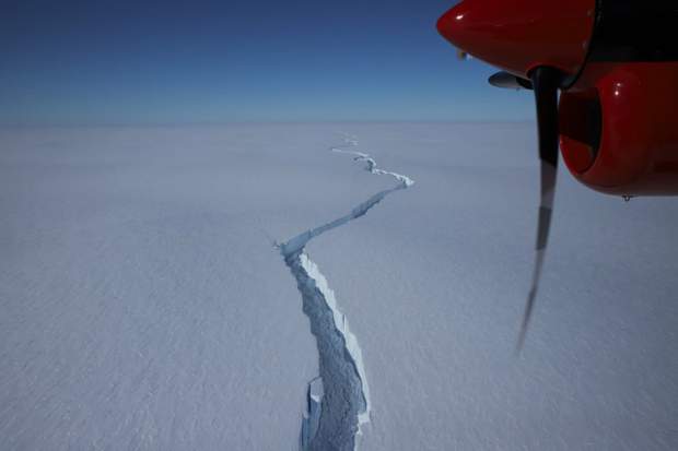 Розлом на шельфовому льодовику Бранта