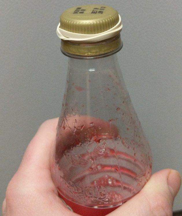 Відкриття пластикової бутилки