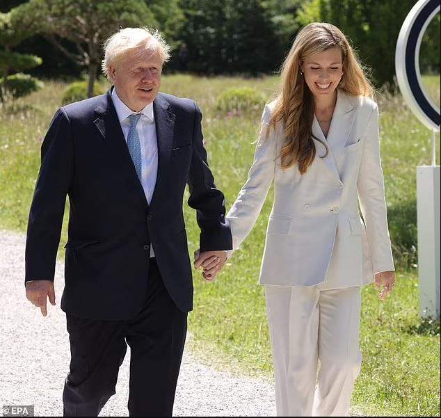 Борис Джонсон с женой Кэрри на саммите G7