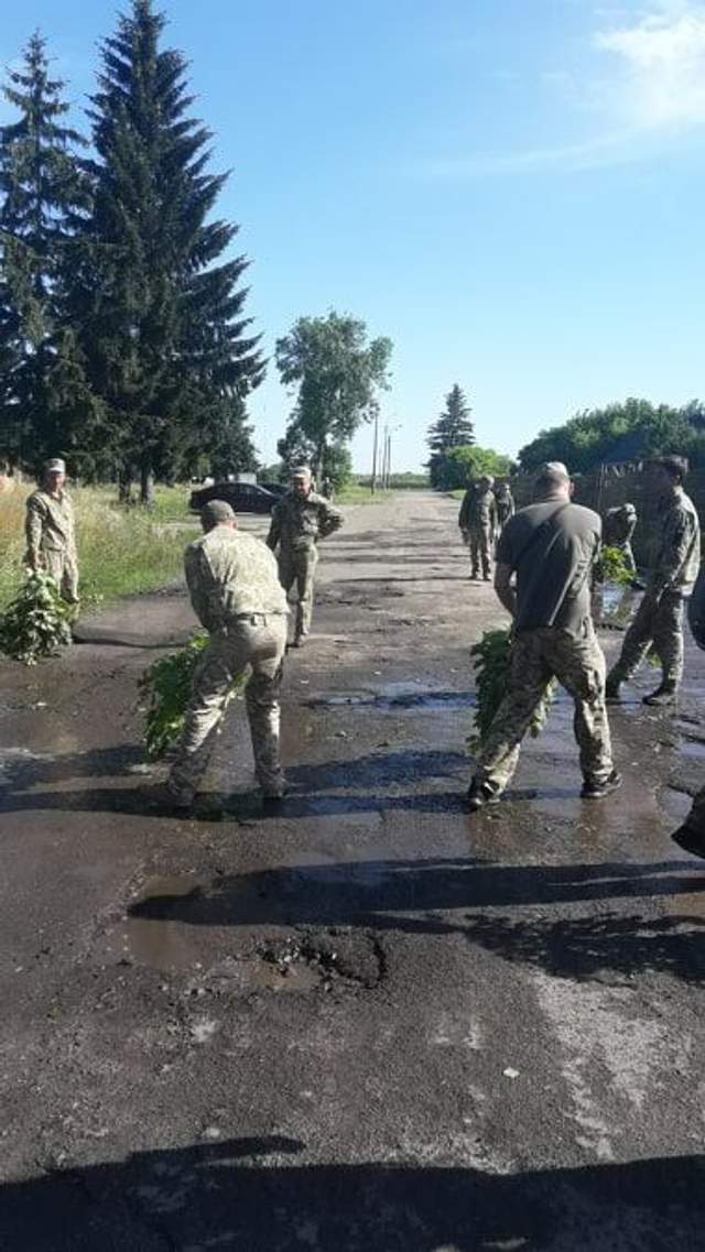 ÐÑÐ¹ÑÑÐºÐ¾Ð²Ñ Ð²Ð¸Ð³ÑÑÐ±Ð°ÑÑÑ Ð²Ð¾Ð´Ñ Ð· ÐºÐ°Ð»ÑÐ¶ Ð¿ÐµÑÐµÐ´ Ð²ÑÐ·Ð¸ÑÐ¾Ð¼ ÐÐµÐ»ÐµÐ½ÑÑÐºÐ¾Ð³Ð¾ Ð´Ð¾ ÐÑÑÑÐºÑ