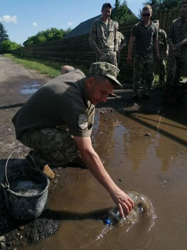 ÐÑÐ¹ÑÑÐºÐ¾Ð²Ñ Ð²Ð¸Ð³ÑÑÐ±Ð°ÑÑÑ Ð²Ð¾Ð´Ñ Ð· ÐºÐ°Ð»ÑÐ¶ Ð¿ÐµÑÐµÐ´ Ð²ÑÐ·Ð¸ÑÐ¾Ð¼ ÐÐµÐ»ÐµÐ½ÑÑÐºÐ¾Ð³Ð¾ Ð´Ð¾ ÐÑÑÑÐºÑ