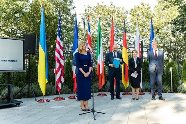 Олена Зеленська у бездоганній сукні 