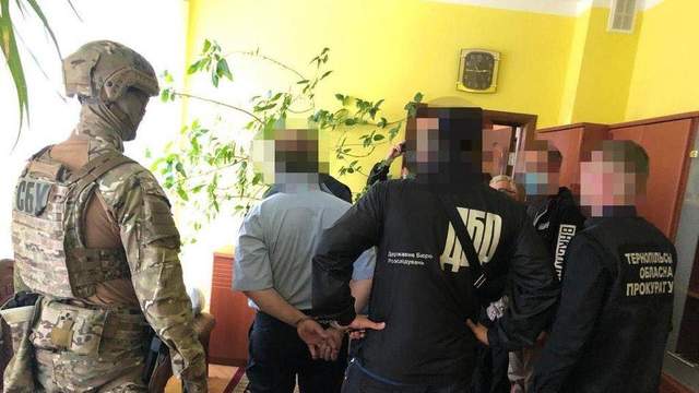 податківець вимагав 40 тисяч доларів