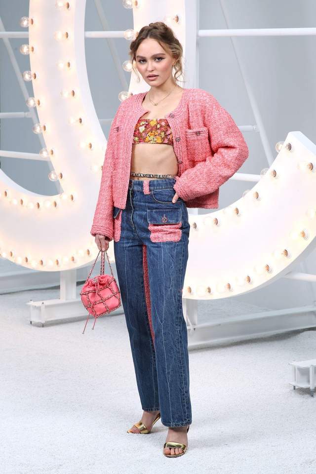 В розовом жакете и джинсах: Лили-Роуз Депп поразила образом на показе Chanel - Lifestyle 24