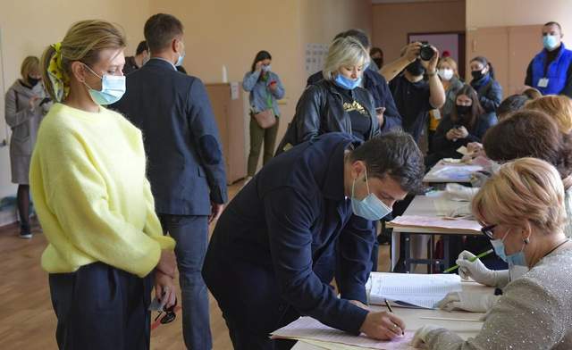 Олена Зеленська з чоловіком на місцевих виборах 