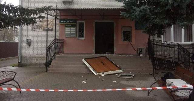 Вибух пошкодив банкомат та двері сільради Вибух пошкодив банкомат та двері сільради