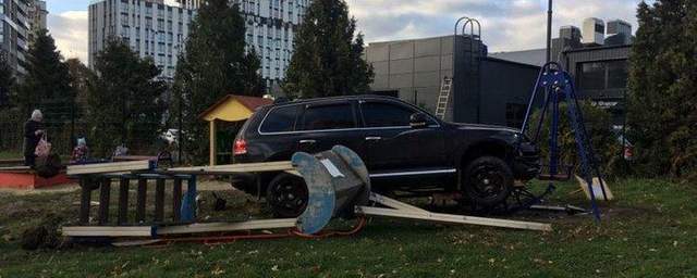 У Львові п'яний поліцейський на позашляховику розніс дитячий майданчик: фото