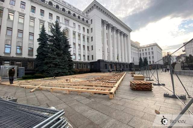 Робочі вже розпочали монтувати дерев’яну основу / Фото Big Kyiv