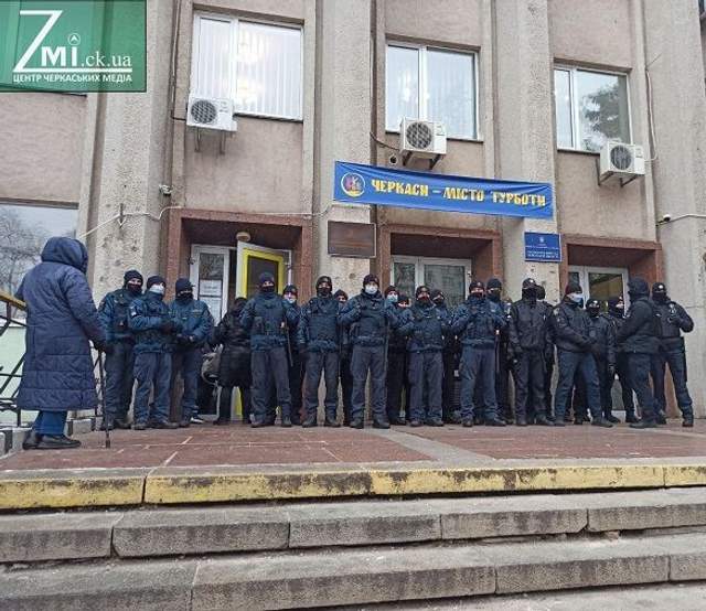 У Черкасах під міською радою трапилася штовханина