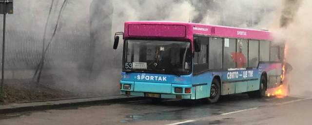 У Львові під час руху загорівся автобус з пасажирами: фото
