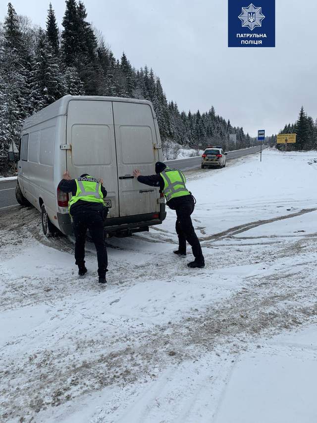 Патрульні поліцейські допомагають водіям