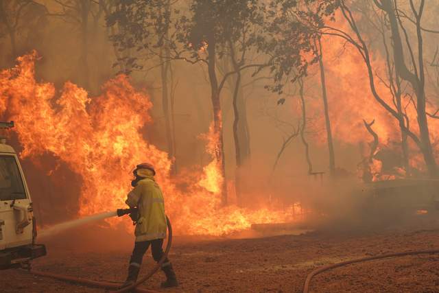 Австралія. Пожежники ведуть велику пожежу в передмісті Перту