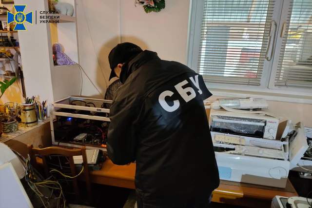 Крали біткойни з рахунків клієнтів: на Львівщині СБУ викрила схему майнінгу криптовалюти – фото Крали біткойни з рахунків клієнтів: на Львівщині СБУ викрила схему майнінгу криптовалюти – фото