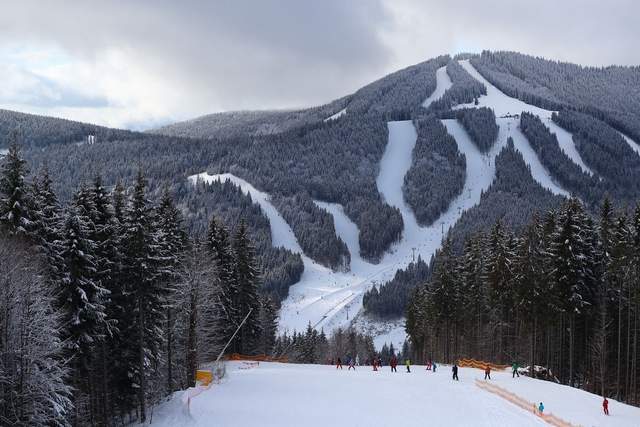 Де в лютому покататися на лижах: найкращі гірськолижні курорти України