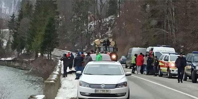 На Львівщині автівка злетіла з моста: є постраждалі та травмовані – фото