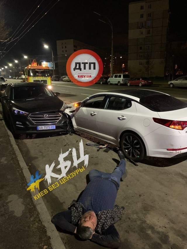 У Києві п’яний водій ліг спати на дорозі після ДТП