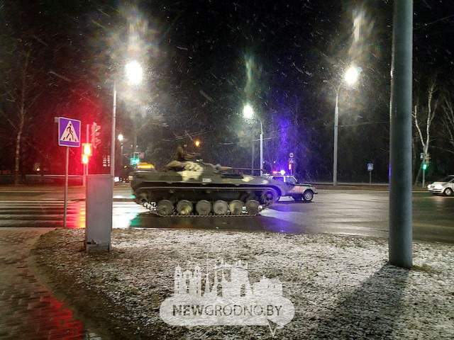Величезну колону танків і БМП помітили біля кордону Білорусі з Польщею ФОТО та ВІДЕО