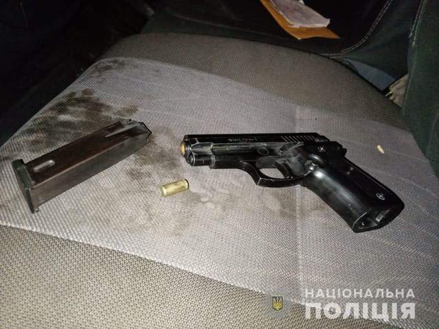 Чоловік на Закарпатті стріляв у бік людей Чоловік на Закарпатті стріляв у бік людей dqxikeidqxidqrant