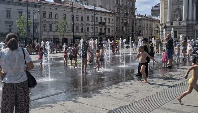 Надувні матраци і басейни у фонтанах: як львів'яни рятуються від аномальної спеки – кумедні фото