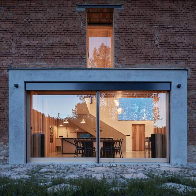 Дім всередині руїн: грандіозна реконструкція занедбаної садиби у Чехії