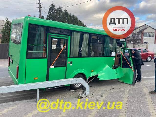 Аварія з маршруткою під Києвом, пасажири не постраждали