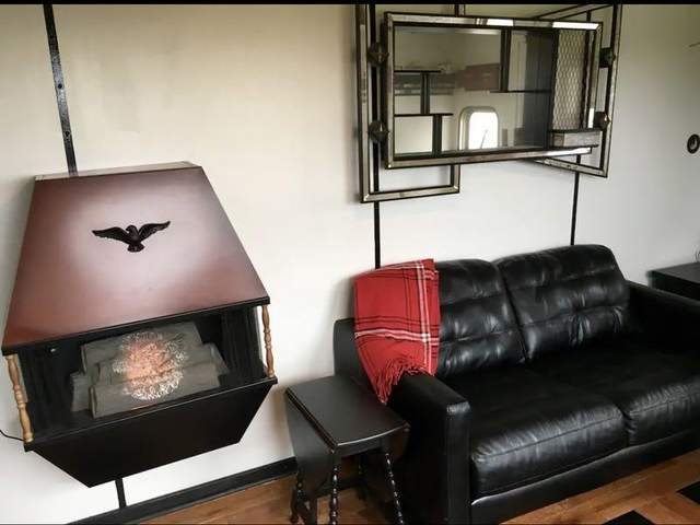 Сім'я перетворила вагон поїзда 1973 року в лаконічне помешкання