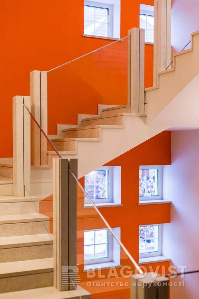 Під Києвом продають маєток зі спортивно-оздоровчим комплексом