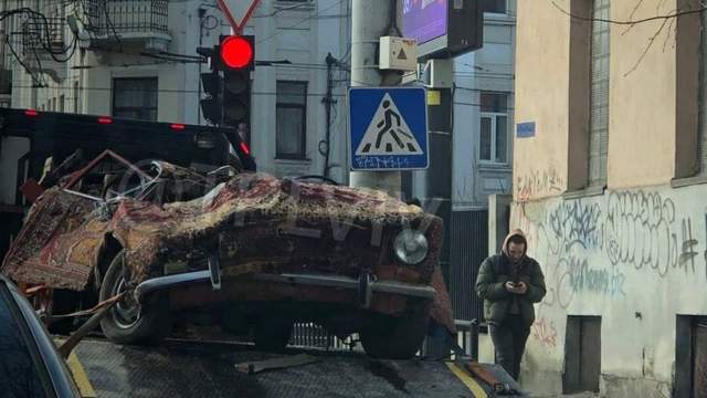 У Львові невідомі скинули авто із багатоповерхівки