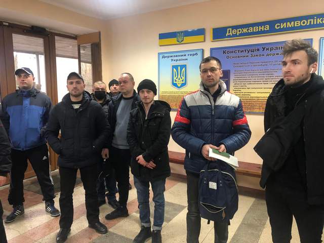 У Тернополі чоловіки прийшли до центру комплектування ЗСУ / Фото ОТУ