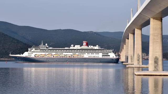 Круїзний лайнер вперше пройшов під новим мостом у Хорватії: приголомшливі фото
