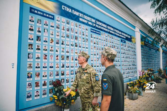  У роковини загибелі героїв під Іловайськом кияни несли квіти до стіни пам'яті 