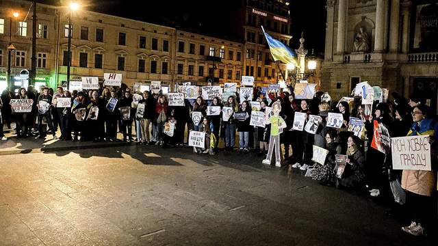 "Руки геть": студенти Академії друкарства вийшли на мітинг проти рішення Міносвіти