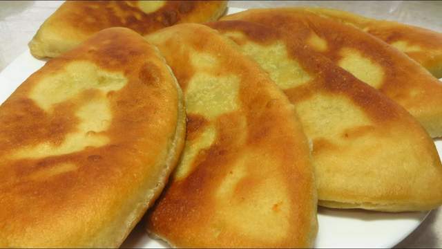 Ті ж самі, що всі обожнювали в дитинстві: найпростіший рецепт смажених пиріжків з картоплею