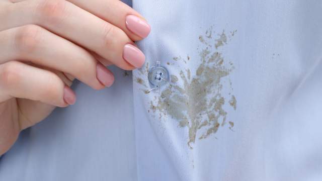 Навіть без прання: масляні плями з одягу зникнуть завдяки одному інгредієнту