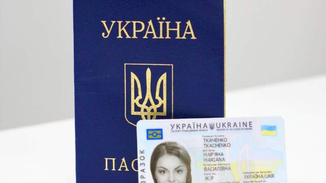 Можна змінити, але не відмовитися: Україна не змінює обов'язкову форму імені й по батькові