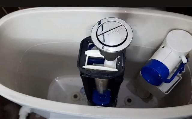 Очистити зливний бачок від іржі та нальоту дуже просто: допоможуть 3 склянки розчину