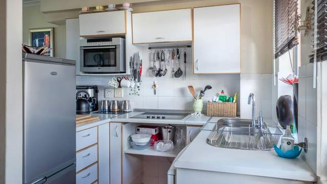 Липкий жир з кухонних шафок зійде на очах: допоможе цитрусовий лайфхак