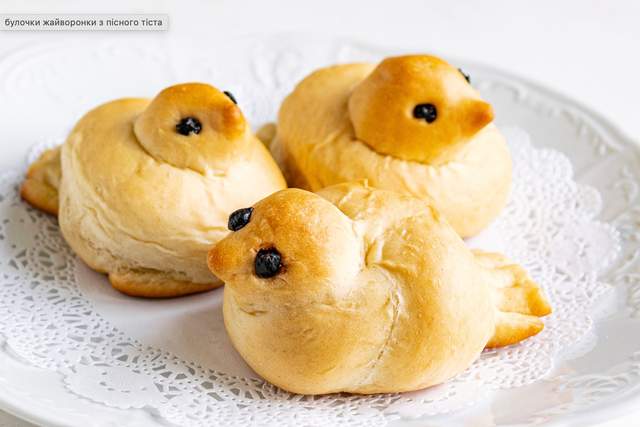 Булочки-жайворонки на Благовіщення: традиційна випічка з пісного тіста