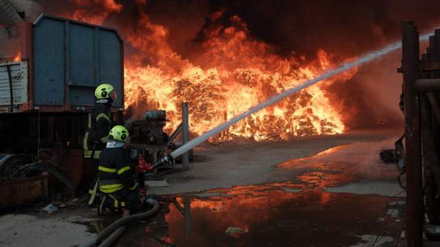 Масштабна пожежа у Києві: стовп диму було видно з обох берегів