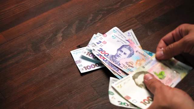 Від 60 до 600 доларів: які мінімальні та максимальні пенсії будуть у квітні