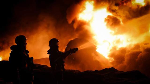 Росія вдарила по НПЗ на Харківщині: є значні пошкодження та пожежа