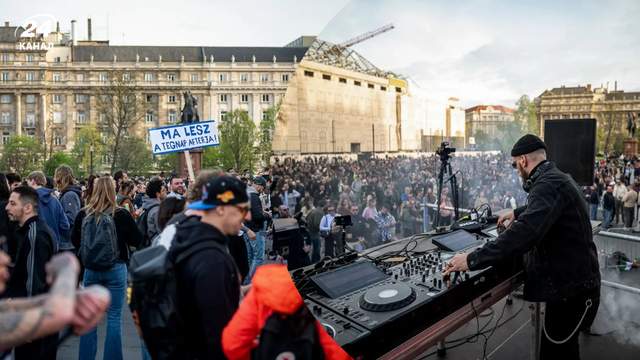 Гучна музика і танці: у Будапешті прихильники 