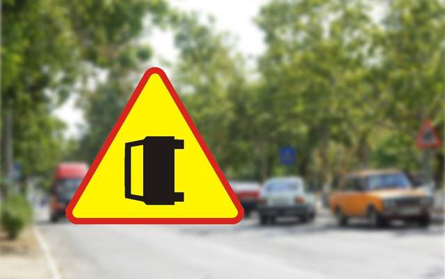 Що означає дорожній знак перевернутого авто на жовтому фоні
