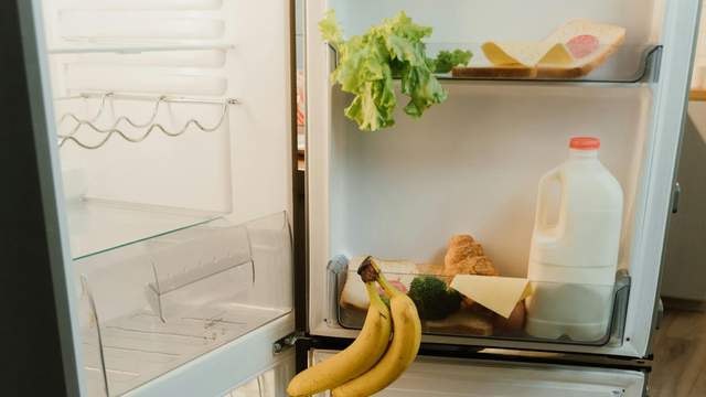 7 продуктів, які не можна тримати в дверцятах холодильника: легко запам'ятати