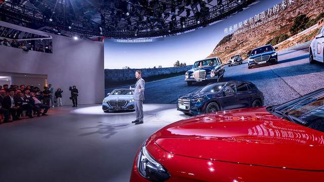 Mercedes-Benz випустив подовжені версії своїх бестселерів