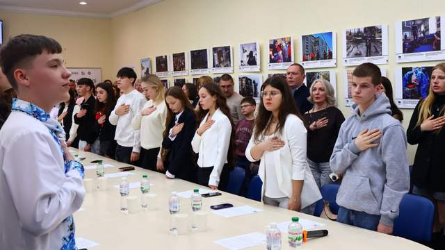 "Лист брату, якого чекають і ще 1355 голосів пам'яті": діти й учителі розповіли історії про війну &ndash; репортаж