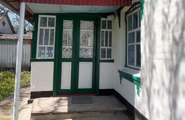 Старі шпалери, пил і великі плани: як сім'я відновлює і облаштовує хату в селі