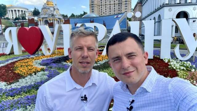 У мережі з'явилось фото прем'єра Угорщини на тлі напису "Я люблю Україну"